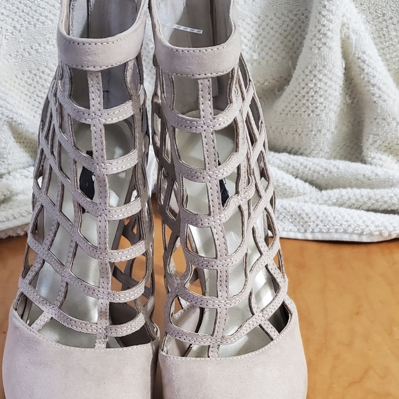 Guess - Picture 2 of 4